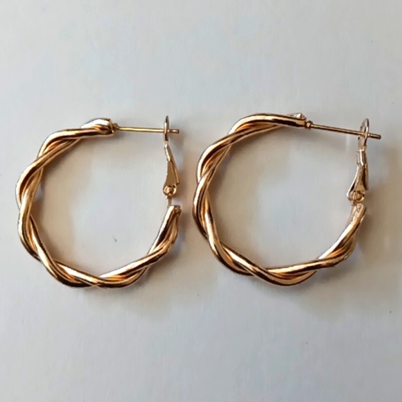 NEW Medium Twisted Goldtone Hoops - Picture 1 of 2